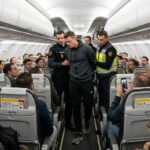 Pierdes el viaje y tu libertad: este atleta pensó que sería una broma épica y terminó esposado