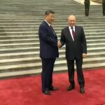 Primer apretón de manos entre Putin y Xi marca el inicio de la visita del líder ruso a China