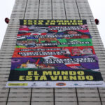 Activistas escalan una vez más la Estela de Luz para visibilizar problemas de México previo al Mundial